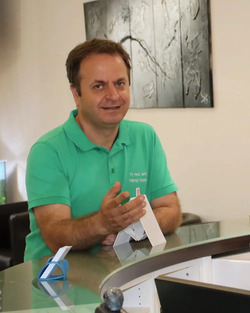 Dr. Hamid Hesso an der Rezeption seiner Praxis